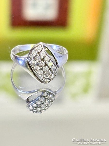 Dazzling, graceful silver ring with zirconia stones