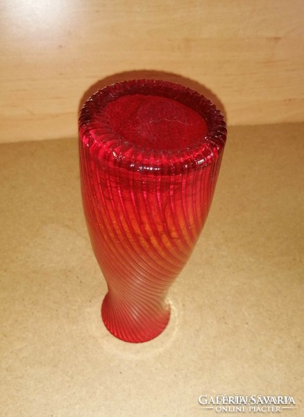 Red ribbed glass vase 21 cm high (1/d)