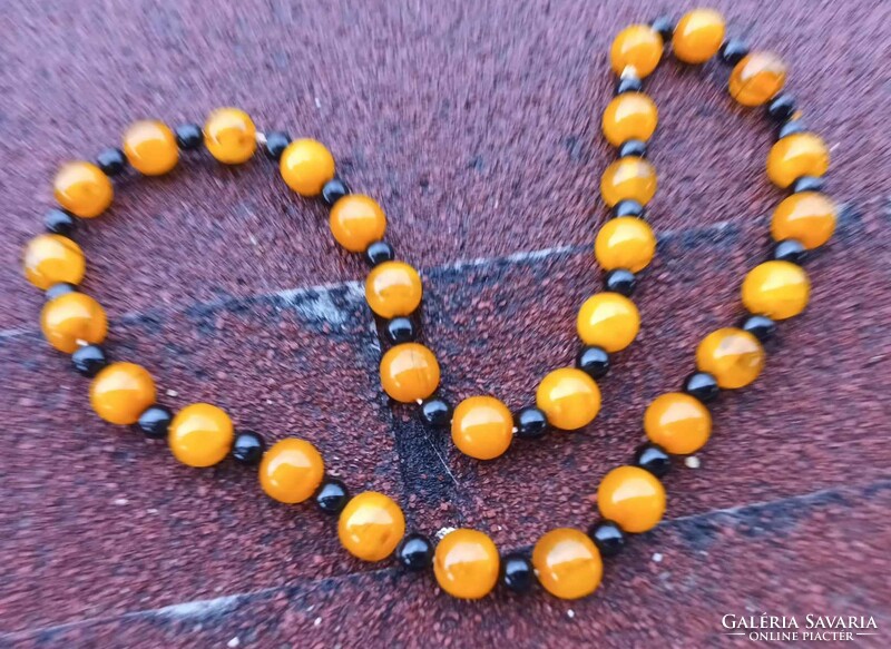 Borostyán - fekete színű gyöngyökkel gyöngysor nyaklánc - impozáns darab