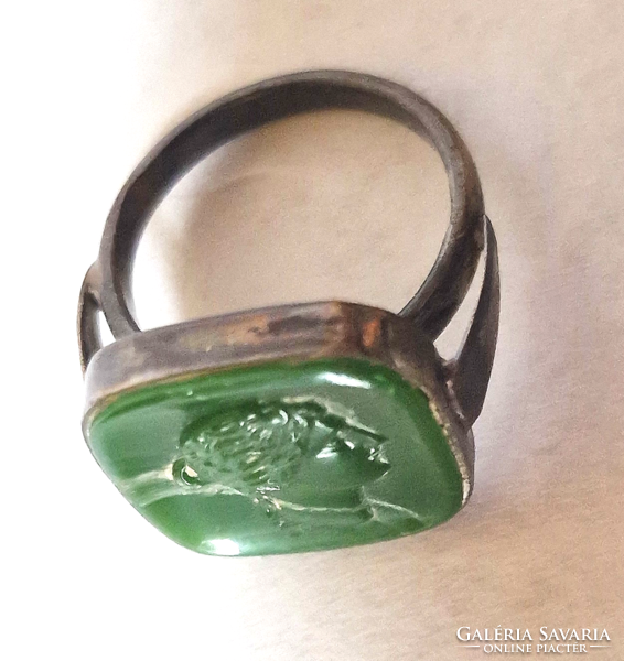 Silver ring with female head pattern