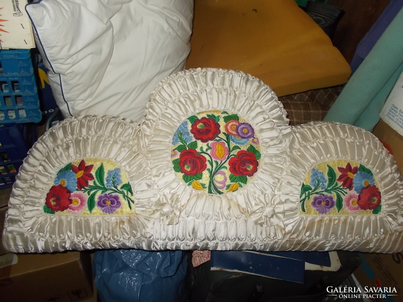 3-part richellieu embroidered decorative pillow