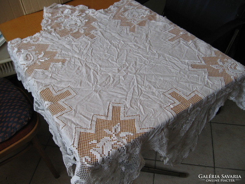 Pink tablecloth with lace inlay with 8 stitches