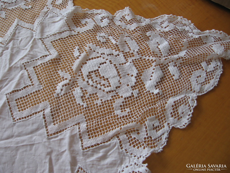 Pink tablecloth with lace inlay with 8 stitches