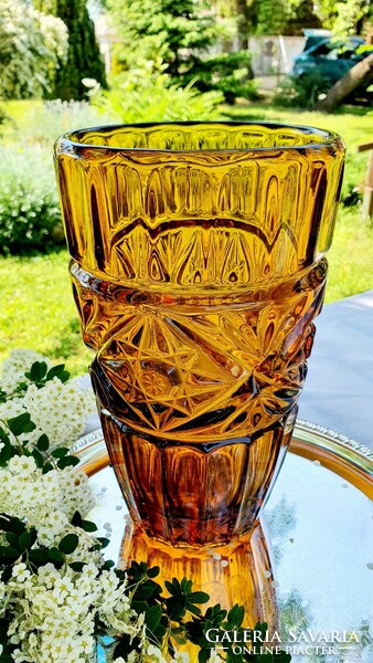 Cseh borostyán öntött üveg váza