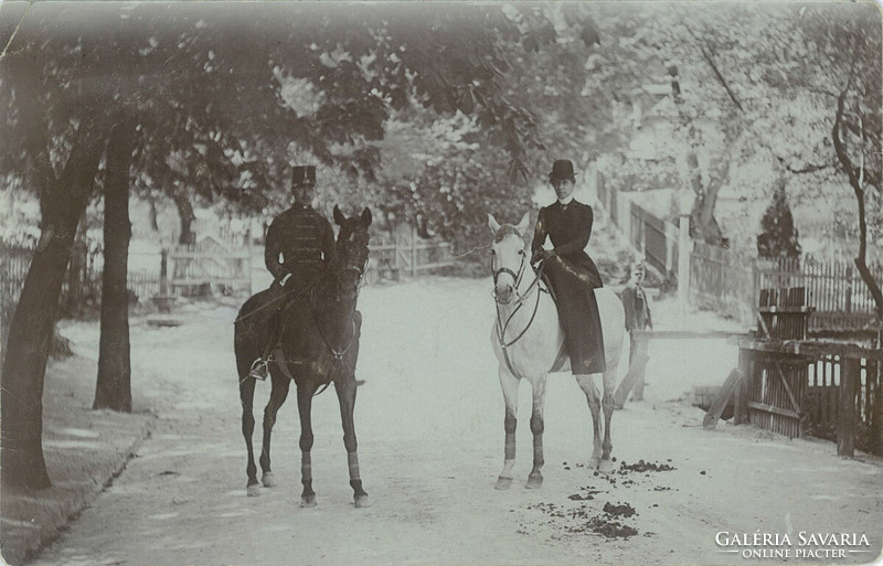 1908 – Előkelő pár, lovaglás előtti felvételen.