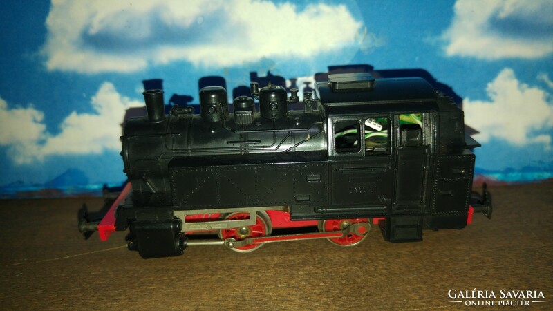 H0 pico steam locomotive for sale with a lighted wagon.