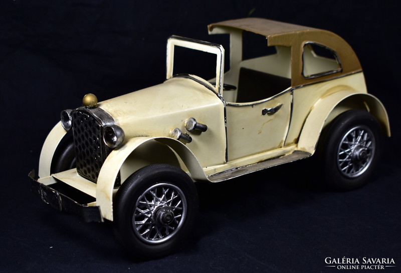 Old timer car model with metal housing