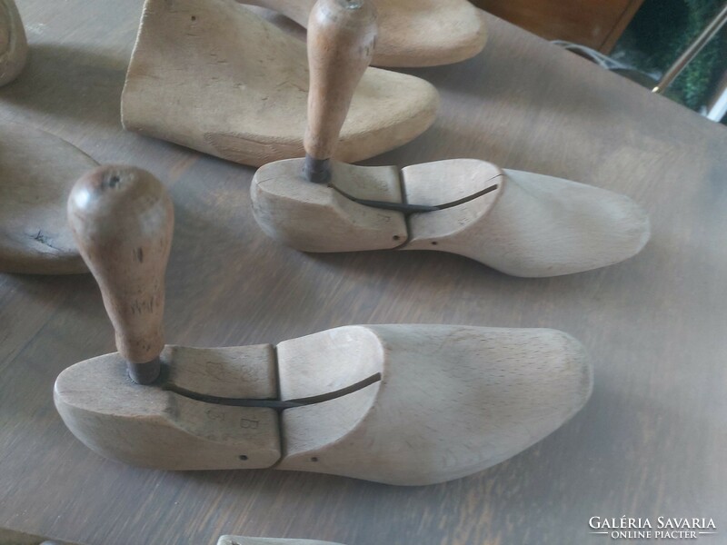 At the same time, the old wooden shoe molds, expanders, cobbler, shoemaker's tool shown in the picture