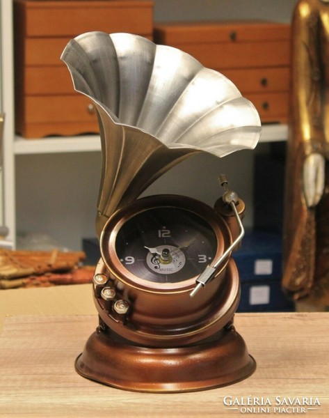 Metal clock in the shape of a gramophone (27544)
