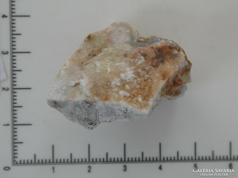 Csipkeachát: többszínű vékony sávok alkotta Achát ásvány. 19 gramm