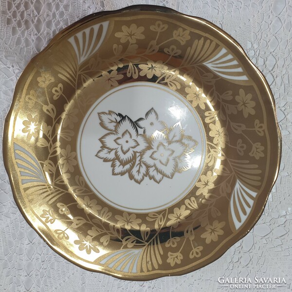 Golden porcelain centerpiece