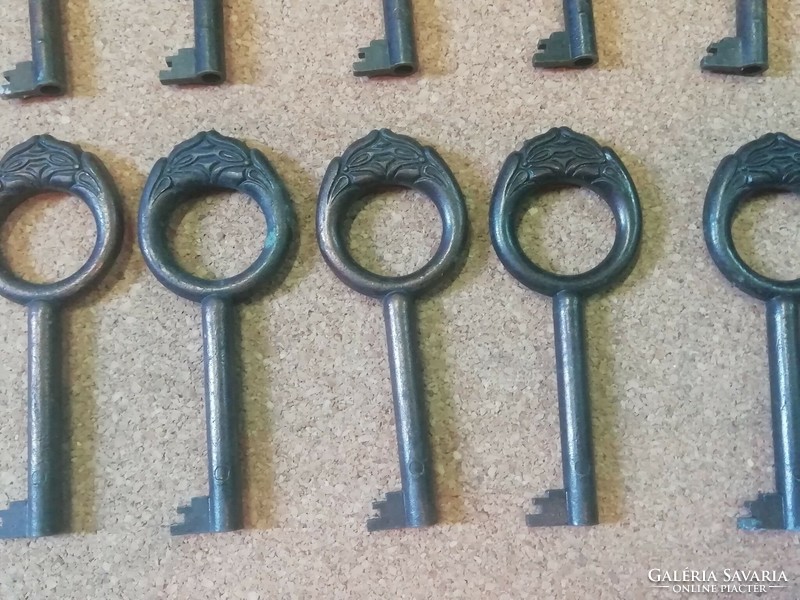 Retro door keys, antique effect 3, 13 pcs