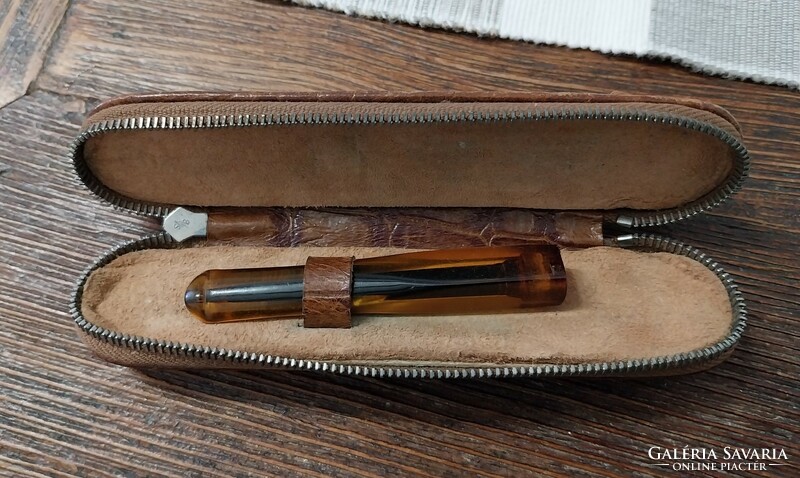Vintage amber cigarette holder with leather case