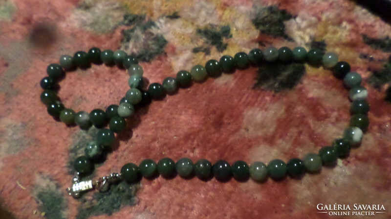 50 cm-es , zöld , ásvány gyöngyökből álló nyaklánc , szép állapotban .