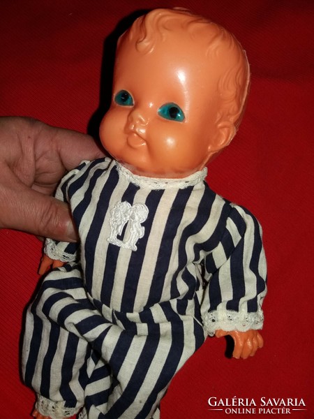 Antik DMSZ " üvegszemű" műanyag baba pizsamában nagyon szép állapotban 20 cm a képek szerint