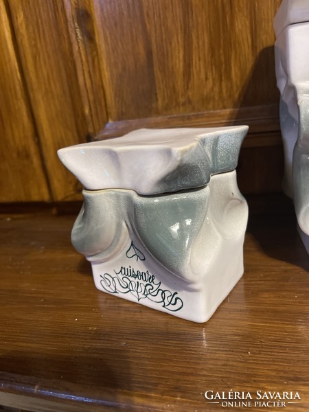 Beautiful 8-piece earthenware spice holder with a special shape.