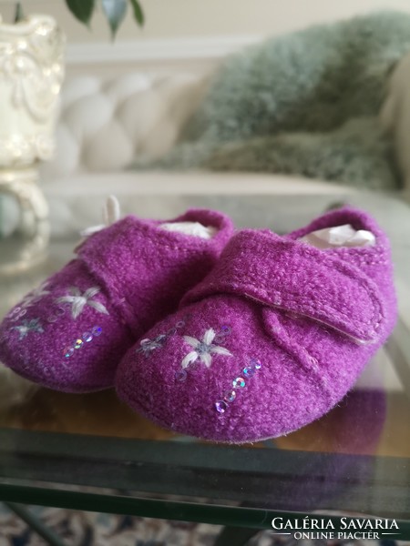 Living kitzbühel size 18 pink wool, felt carriage shoes with dragonfly