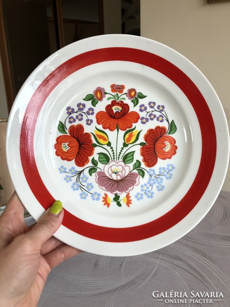 Plate with folk Kalocsa pattern from Hollóháza