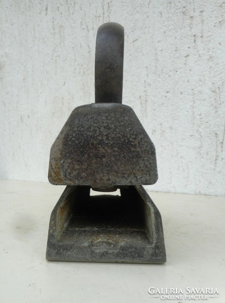 Antique charcoal iron (medium)
