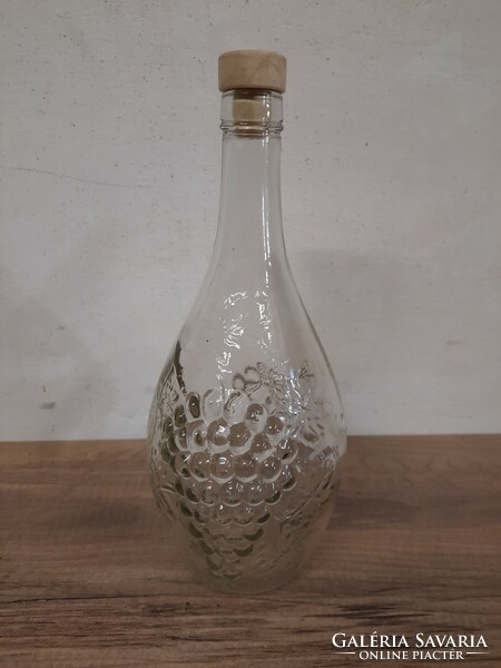 Szőlőfürt (dombor) mintával díszített üveg, boros üveg, vizes üveg,