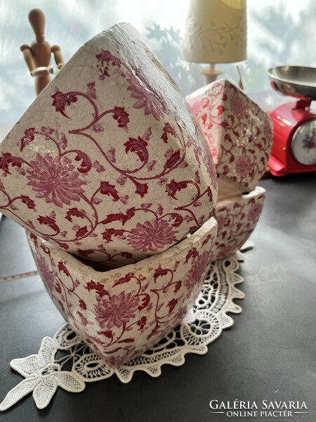 Country-style, antiqued cream base burgundy and pink floral ceramic pot/flower pot set