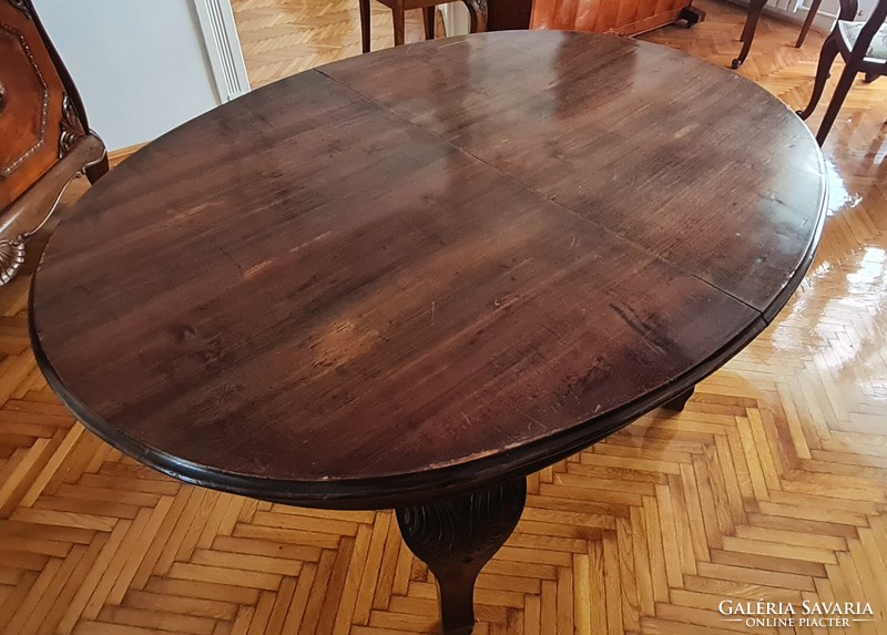 Eclectic style dining table