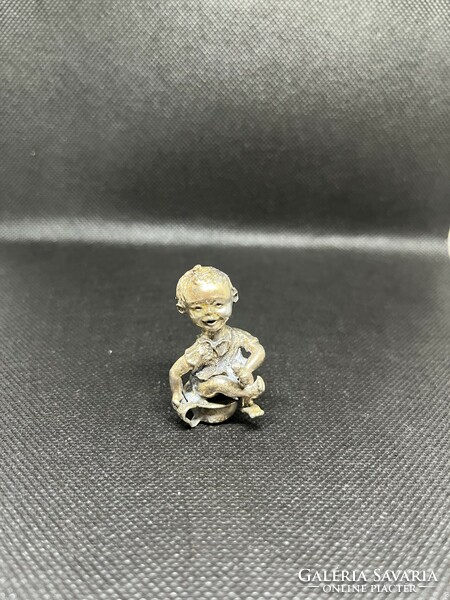 Ezüst miniatűr biliző gyermek figura