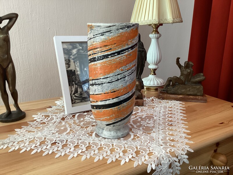 Gorka Lívia - Spirálcsíkos hibátlan művészi vázája .
