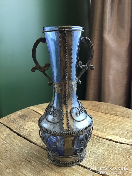 Régi kézműves rézzel díszített üveg váza
