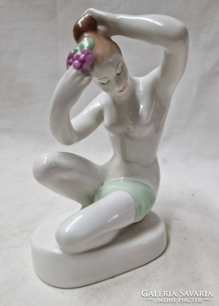 Régi Aquincumi térdelő női akt hibátlan állapotú porcelán figura