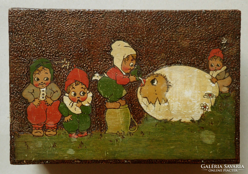 Régi retró vintage kézzel készített festett JELZETT vésett mesefigurás fa doboz fadoboz mese doboz
