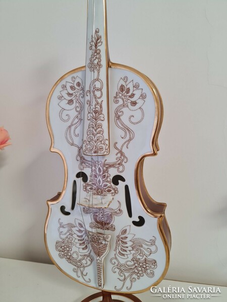 Violin designed by Saxon Ender of Hollóháza
