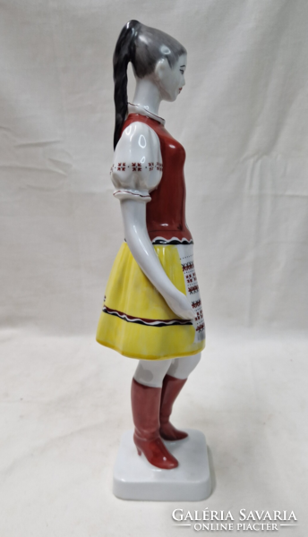 Hollóházi nagyméretű kézzel festett porcelán népviseletes lány figura hibátlan állapotban 30,5 cm