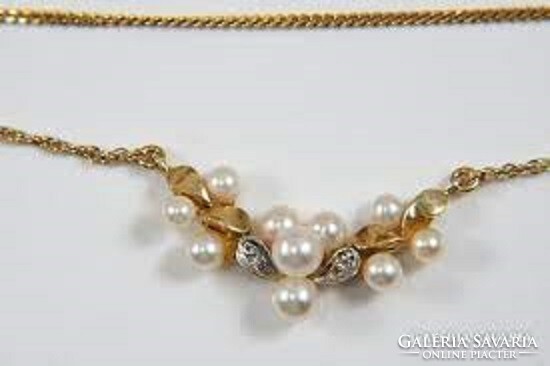 14K gold collier with pearls and diamonds.