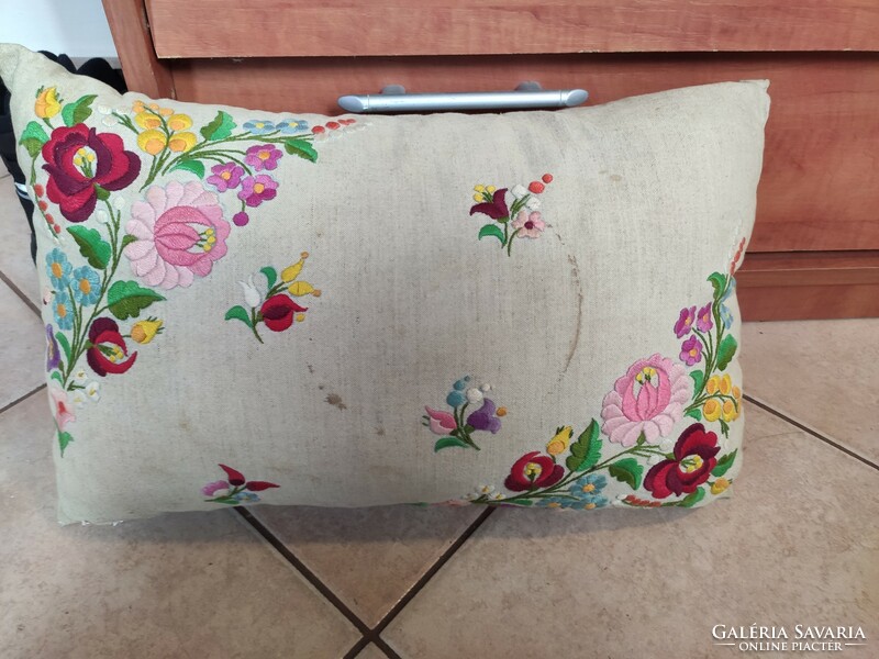 Kalocsai pattern embroidered decorative pillow