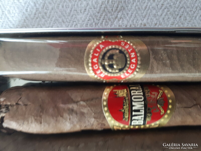Metal cigar box with 3 old cigars