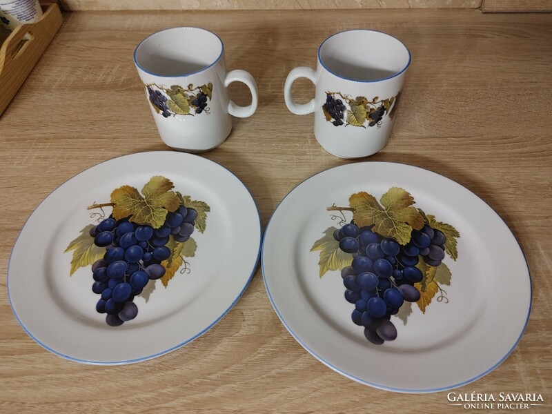 PIKNIK kosár régiség   Zsolnay bögrék és tányérok szőlő mintával