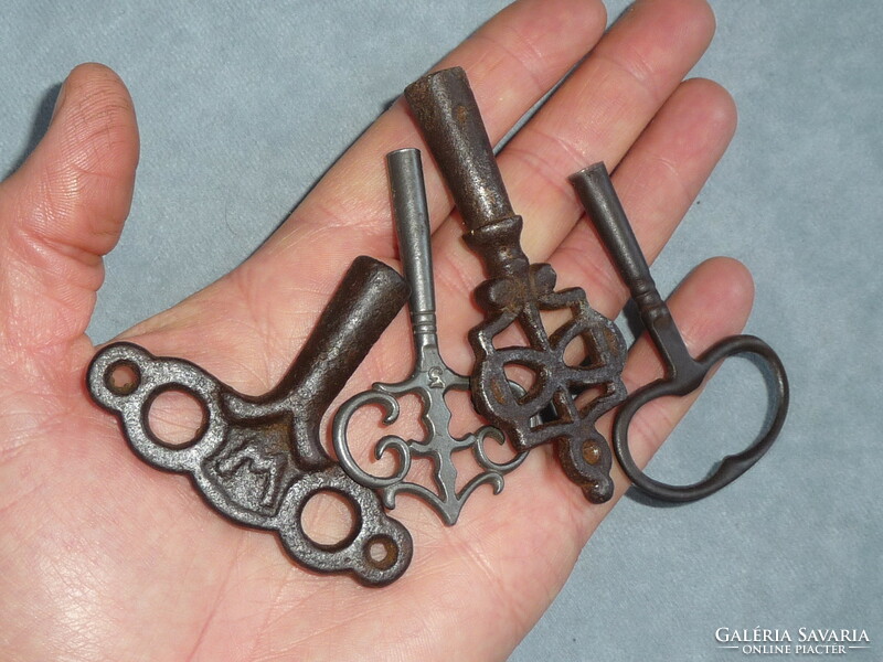 4 db antik kulcs díszes antik órakulcs gyűjtemény régi óra felhúzó kulcs tétel 19.-20.század