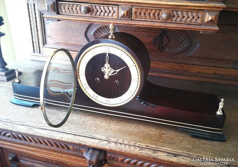 Gyönyörű akusztikájú felesütős felújított kandalló óra