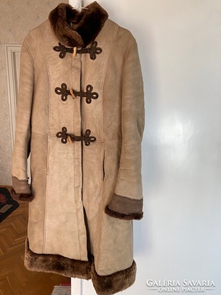 Women's trimmed fur coat cleaned in 2024, Transylvanian quality, soft lambskin, fur trim