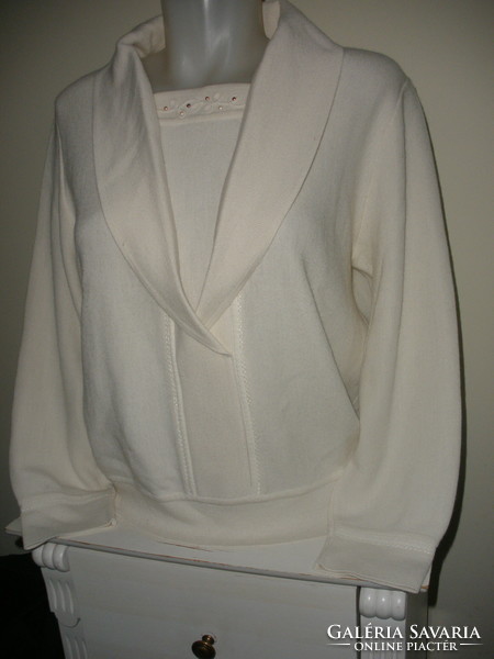 Törtfehér gyapjú tartalmú elegáns pulóver