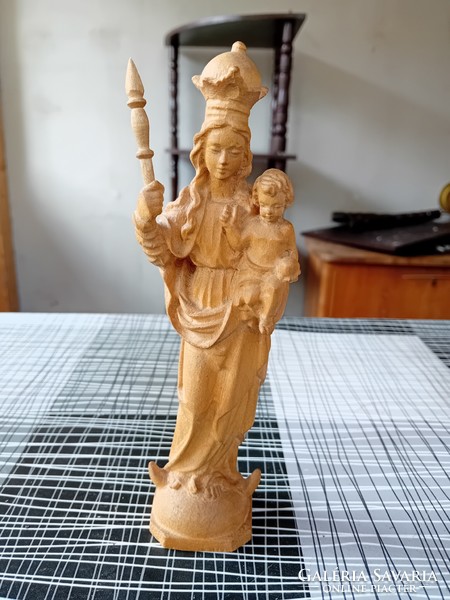 Carved Mary with her little one