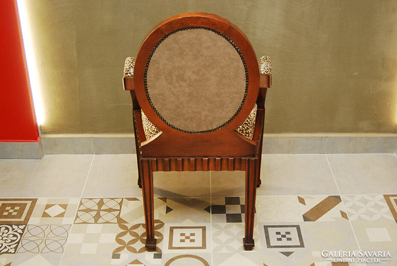 Chair with modern lines, leopard pattern, armrests