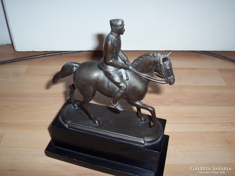 Johan Galster lovas szobor