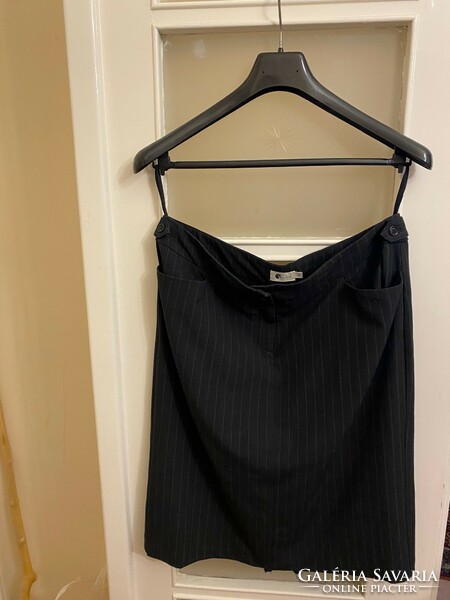 Black striped skirt. With folds at the back. Pockets at the front. In perfect condition. Size 42.