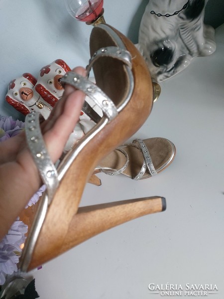 7 1/2 M 37.5 comfortable, soft michael kors gold colored leather sandals 1 crystal fell out (have,