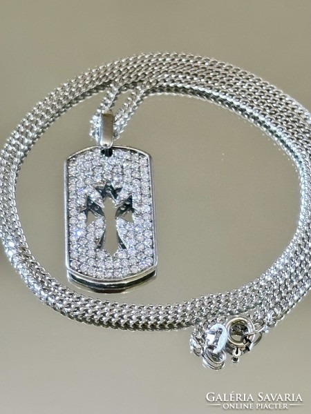Dazzling silver necklace and pendant, embellished with zirconia stones