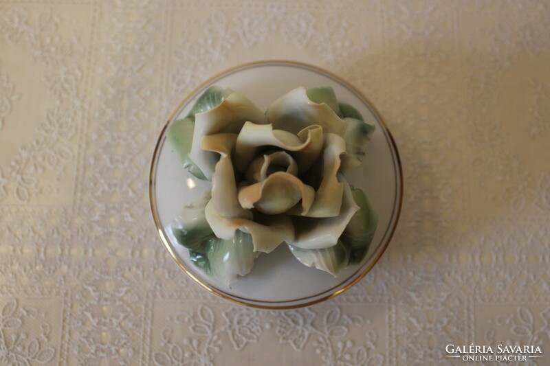 Kézzel készített román porcelán bonbonier sárga rózsafogóval, aranyozott díszítéssel