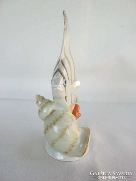 Kőbányai porcelán hal csigával vitorláshal