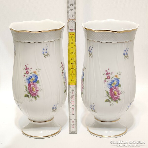 Hollóházi kék, lila virágmintás talpas porcelán váza 2 db (3037)